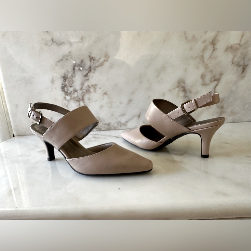 Life Stride Beige Soft System Krissy Slingback Leather Sandal. Size 8.  New NWOT